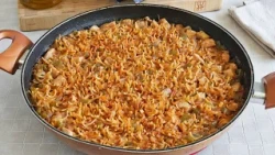 Fideuá with meat, the version of the traditional Valencian dish
